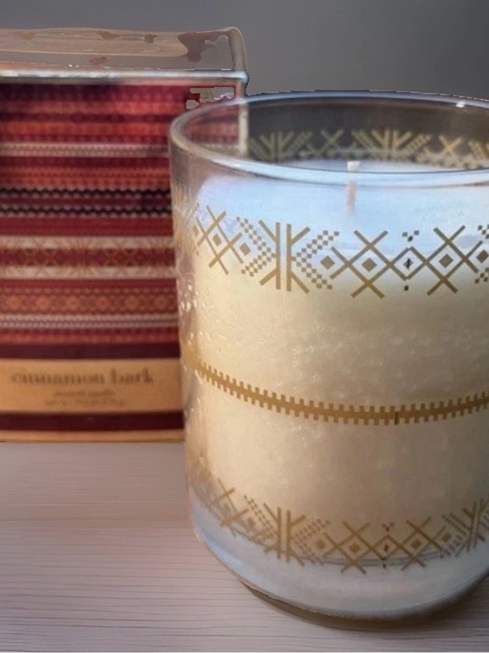 NEST Fragrances Cinnamon Bark White Candle with Gold Geometric Pattern